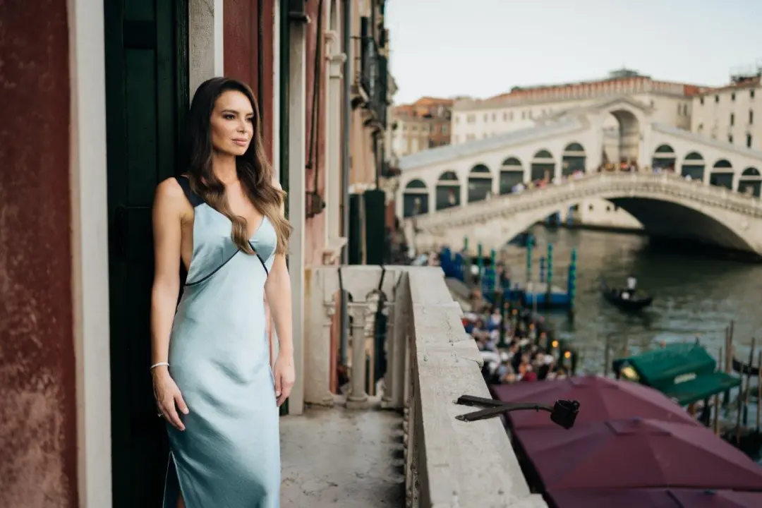 Glamurozna Iva Jerković zasjala na crvenom tepihu Venezia Film Festivala uz Cotril