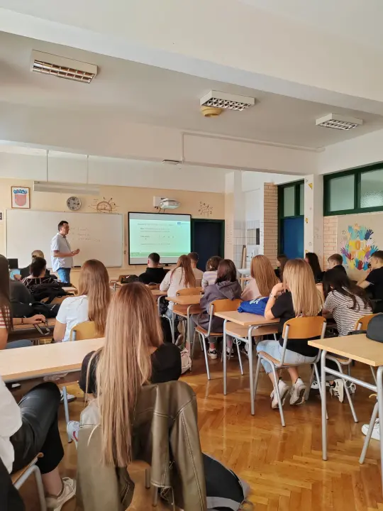 Primjena AI u predviđanju trendova: Zanimljiva radionica TUŠ-a i VUŠ-a Šibenik