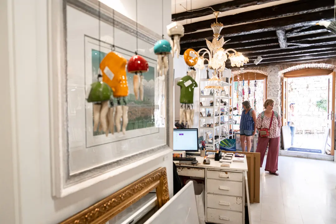 Jesenska kolekcija stigla je u izloge Galerije Juraj Dalmatinac