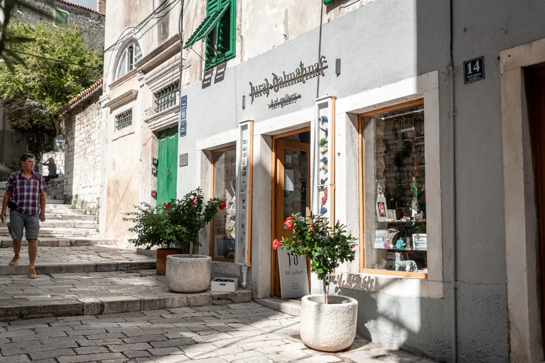 Jesenska kolekcija stigla je u izloge Galerije Juraj Dalmatinac