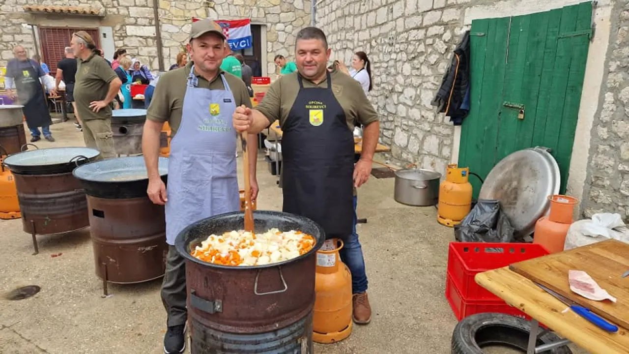 Slavonski duh u srcu Dalmacije: Druženje uz čvarke i čobanac u Tribunju