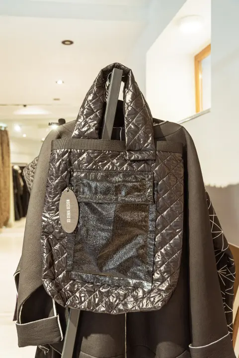 U Galeriji Juraj Dalmatinac ulovite umjetnine poznatih hrvatskih slikara po odličnim cijenama! 