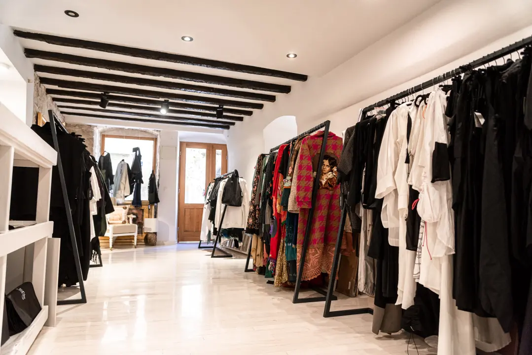 U Galeriji Juraj Dalmatinac ulovite umjetnine poznatih hrvatskih slikara po odličnim cijenama! 