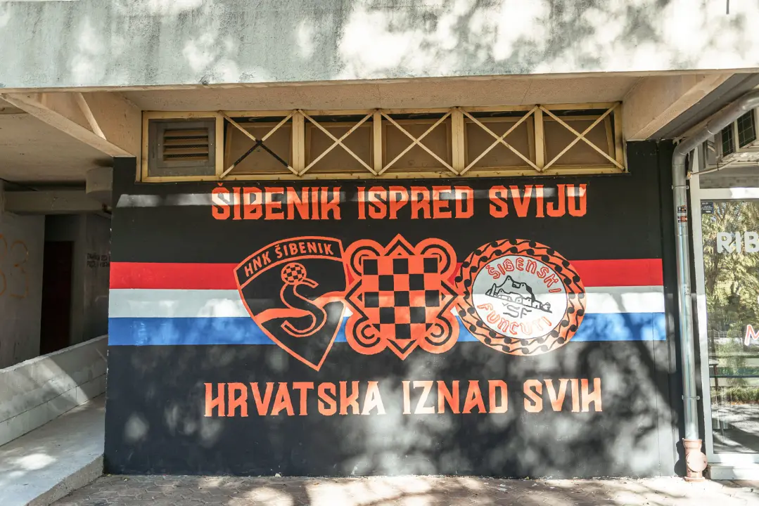Šibenik diše narančasto: Kvartovi postaju galerije za navijačku umjetnost (2. dio)