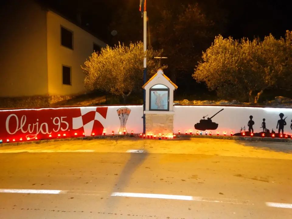 Vukšić zapalio svijeće  u znak sjećanja za Vukovar i Škabrnju  