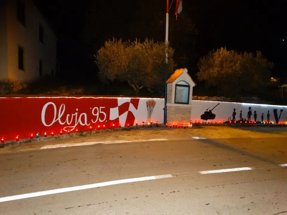 Vukšić zapalio svijeće  u znak sjećanja za Vukovar i Škabrnju  