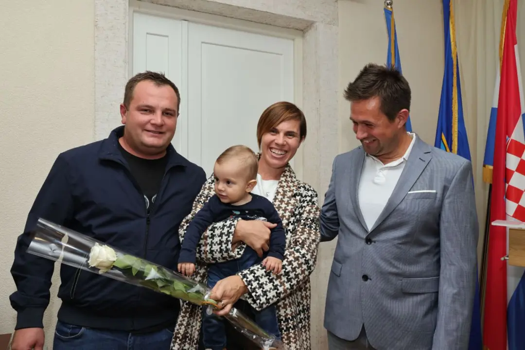 Općina Tisno dodijelila novčanu potporu za 27 vjenčanih parova i novorođenu djecu