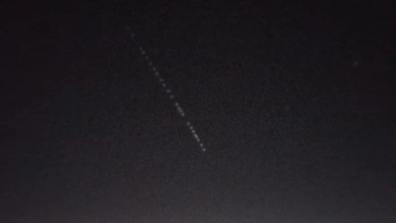 Nema panike, nisu vanzemaljci: Ova čudna crta na nebu iznad Šibenika su novi StarLink sateliti