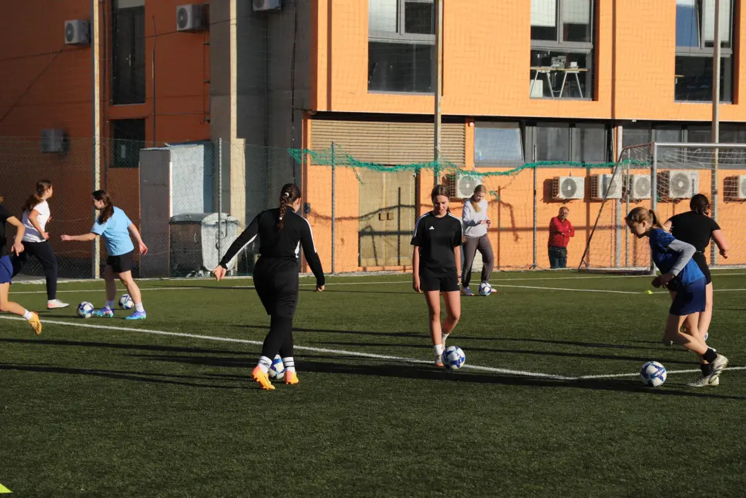 Smijeh, igra i učenje: Velik odaziv djevojčica na trening ženskog nogometa na Šubićevcu