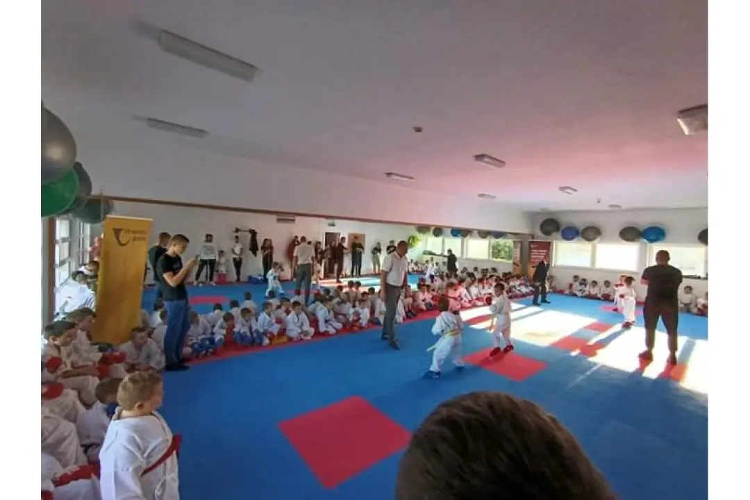 Policijski pas Tigar unio je veselje među mlade karataše u Murteru