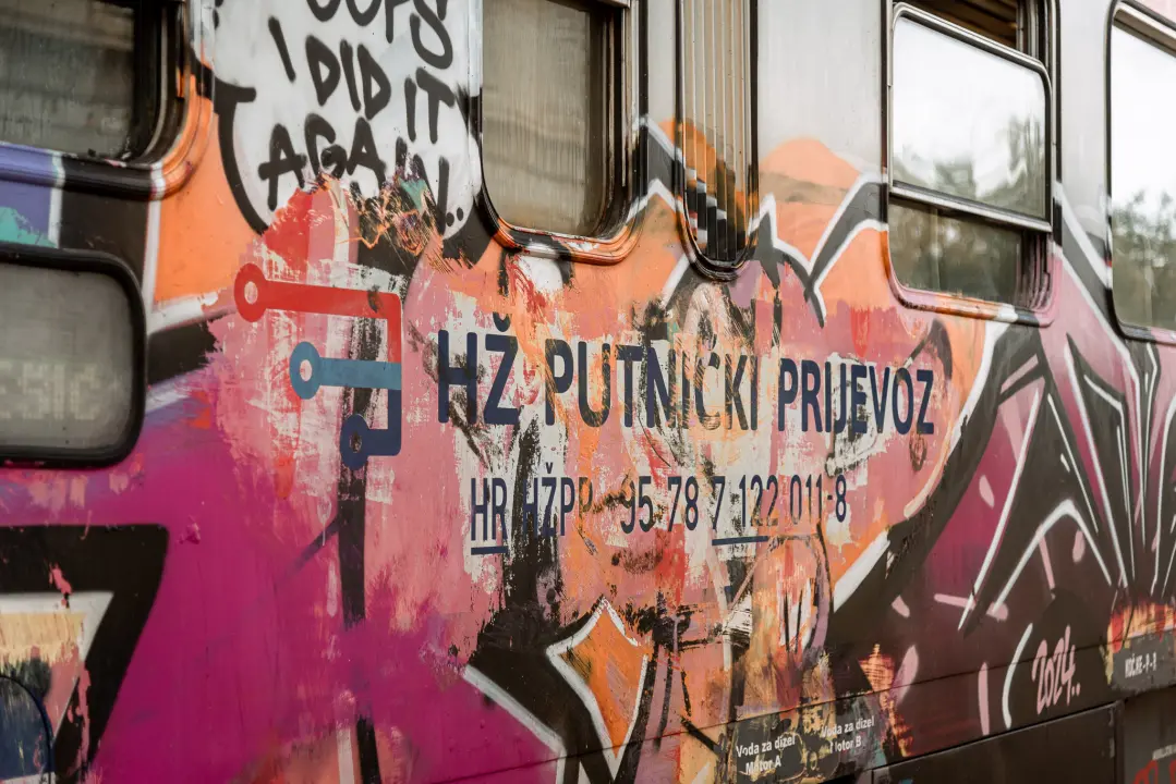 Crtica sa šibenskog željezničkog kolodvora: Nije nešto prometan, ali je zato jako fotogeničan 