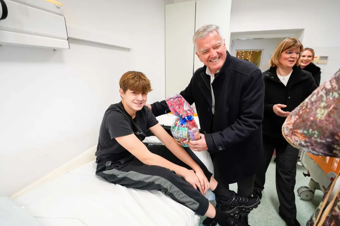  Burić u pratnji sv. Nikole razveselio mališane na šibenskoj pedijatriji