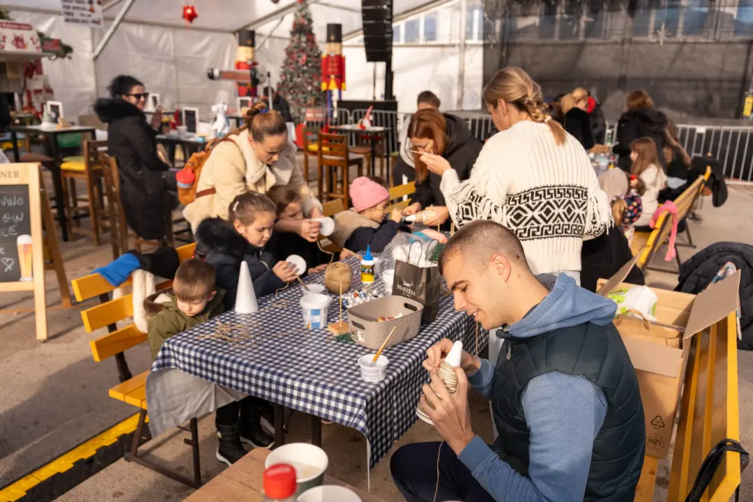 Toplina i zajedništvo: Kninski mališani na radionici izradili božićne borove