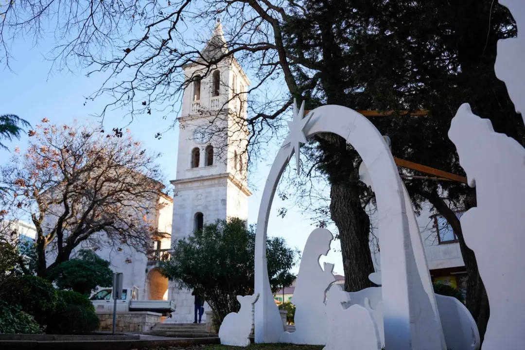 Ispred crkve Gospe van grada postavljene božićne jaslice umjetnika Borka Čelara