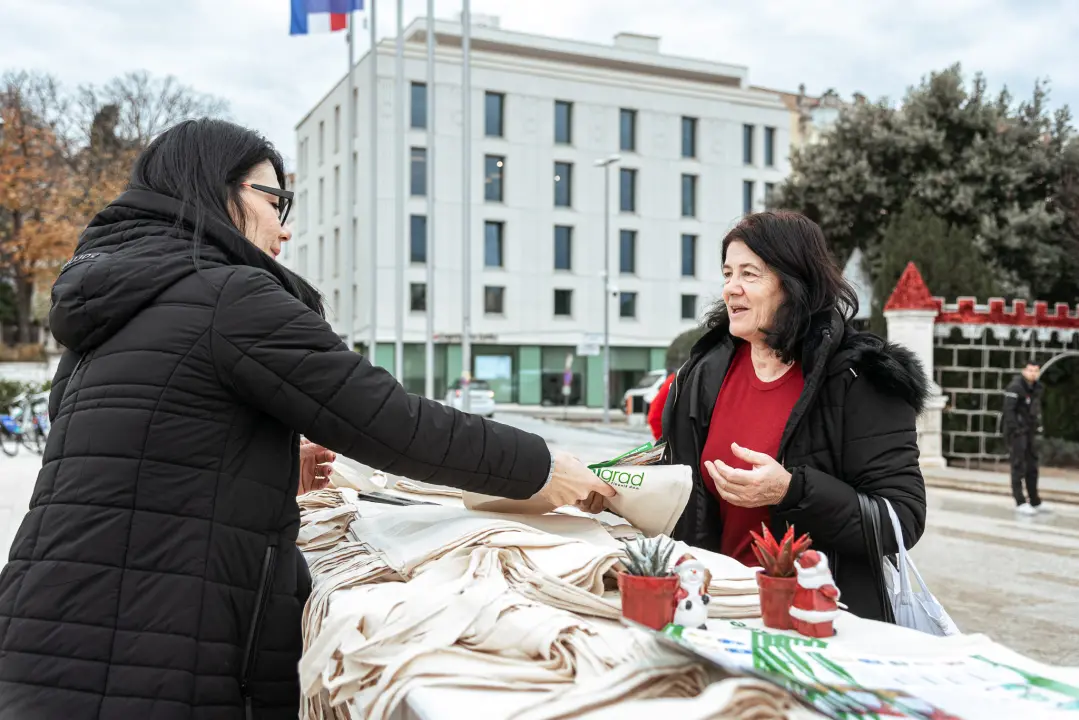 Vrećice planule kao svjećice: Zeleni grad podijelio malo brdo platnenih kesa na Poljani
