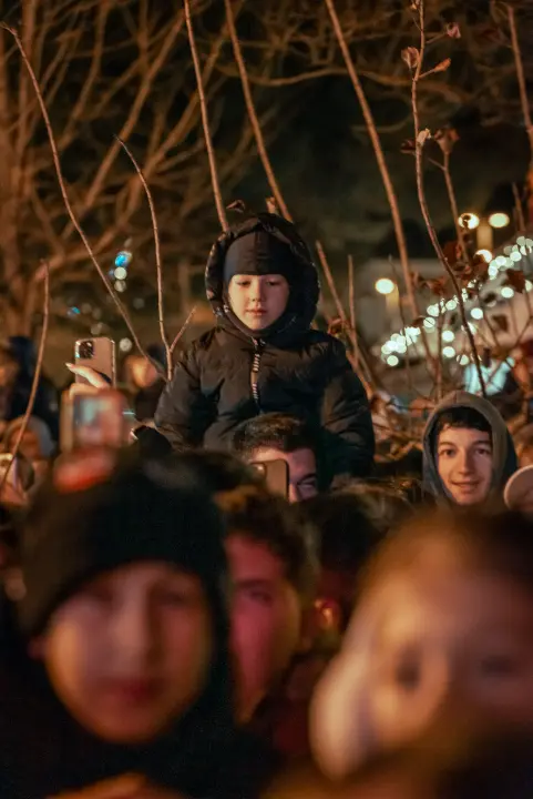 Grše napunio park, a bura nije omela Šibenčane da uglas pjevaju njegove najveće hitove