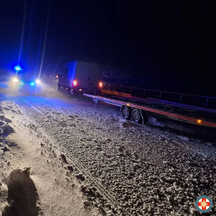 Šibenski HGSS-ovci kod Knina izvukli iz mećave tri automobila sa ukupno šestero ljudi