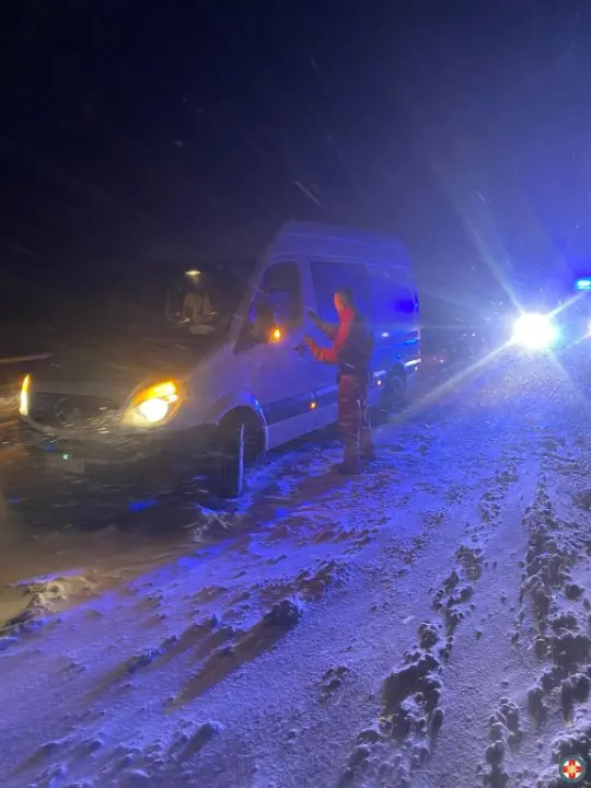 Šibenski HGSS-ovci kod Knina izvukli iz mećave tri automobila sa ukupno šestero ljudi