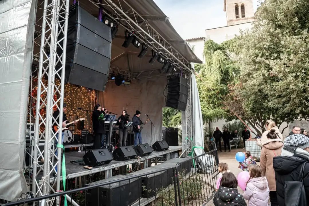 Top Show Band Cabaret zagrijava Šibenčane u parku