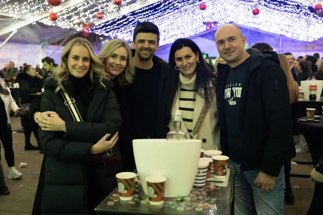Krcato u šatoru: Adi Šoše oduševio Kninjane na Kraljevskom adventu