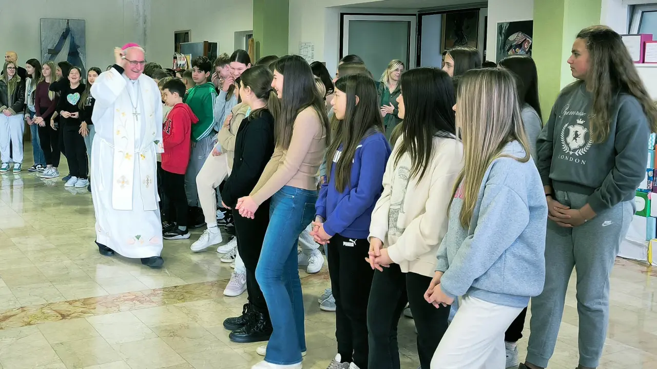 Biskup u Katoličkoj školi blagoslovio učenike, kuhinju i osoblje