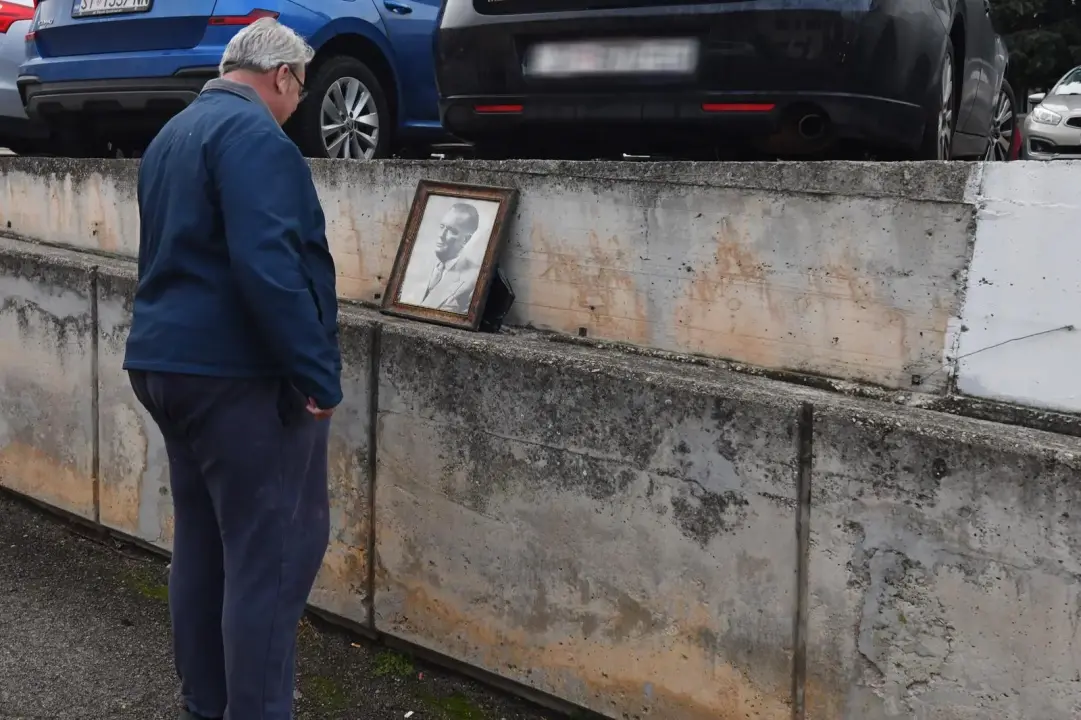 Slika Tita ispred šibenske bolnice