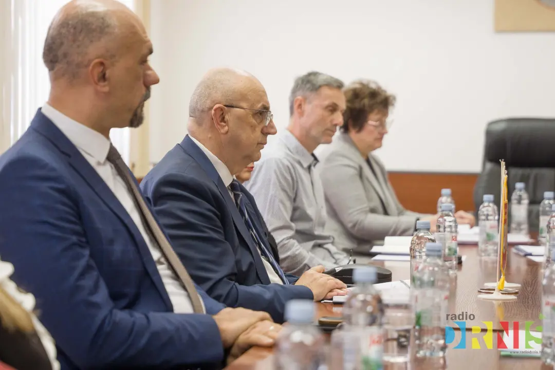Župan Jelić i gradonačelnik Drniša uručili 13 ključeva stanarima višestambene zgrade 