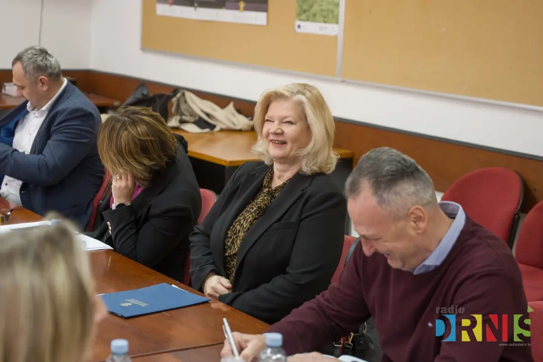 Župan Jelić i gradonačelnik Drniša uručili 13 ključeva stanarima višestambene zgrade 