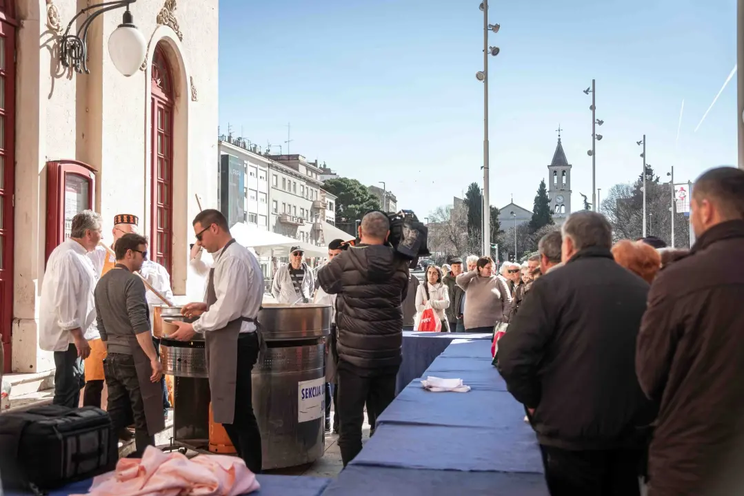 Vremenski uvjeti ovog puta idealni: Šibenski obrtnici građanima podijelili 1000 porcija bakalara
