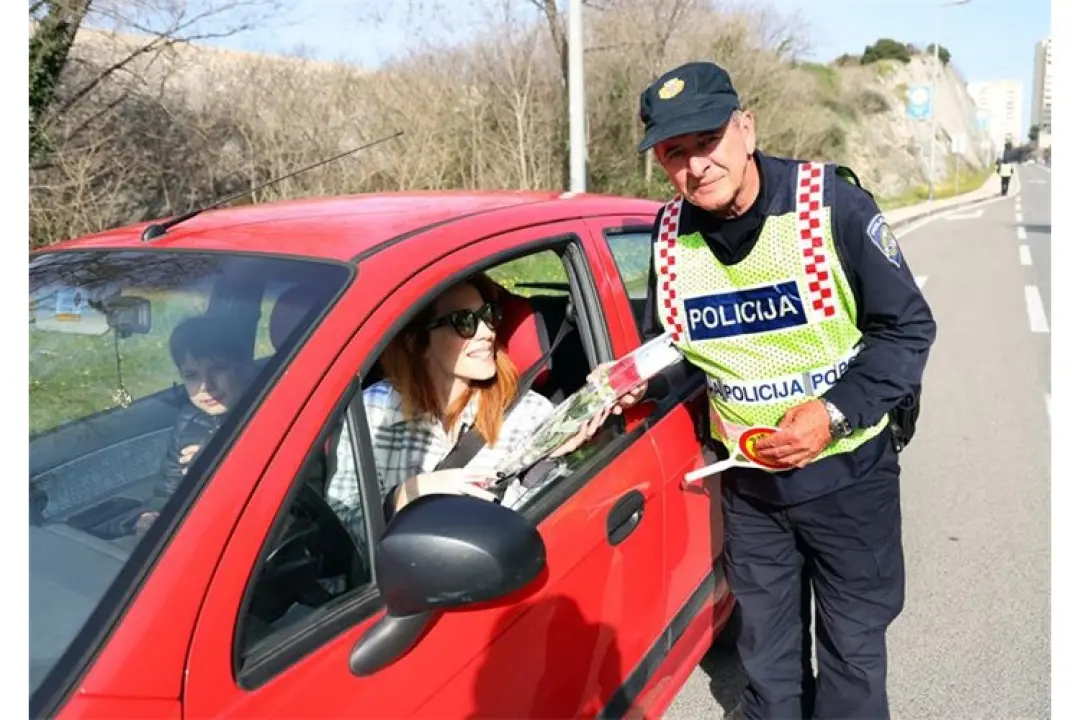 Šibenski policajci dijelili vozačicama ruže povodom Dana žena 