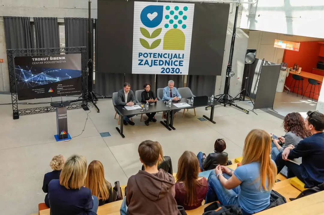 Željko Burić, ravnatelj Gimnazije i ravnateljica Nacionalne zaklade potpisali sporazum o suradnji