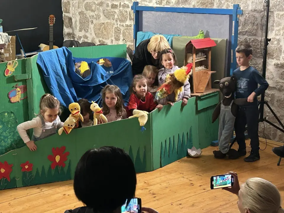 Mali lutkari iz šibenskih vrtića u Art podrumu održali smotru dječjih lutkarskih igrokaza
