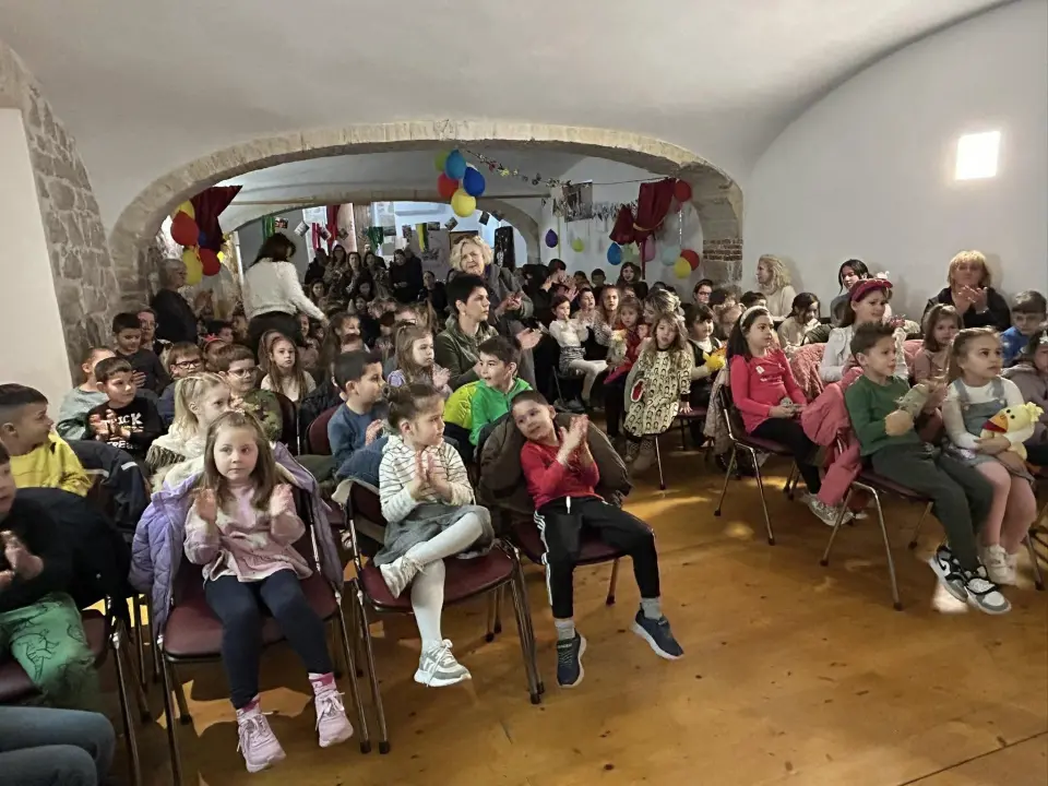 Mali lutkari iz šibenskih vrtića u Art podrumu održali smotru dječjih lutkarskih igrokaza