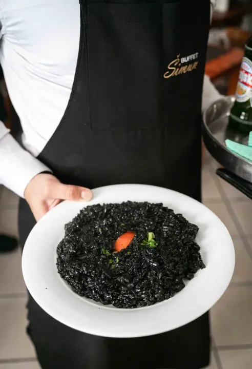 FOTO Uživajte u domaćoj spizi na novoj terasi Buffeta Šimun!