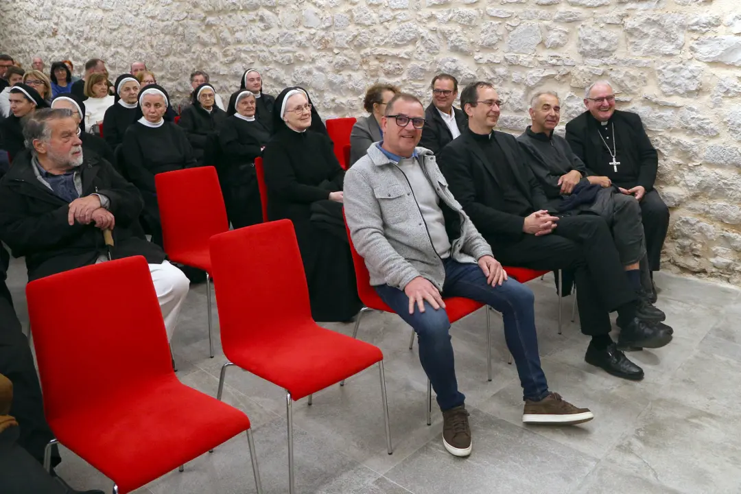 Šibenska publika ispunila dvoranu na premijeri filma o biskupu Srećku Badurini