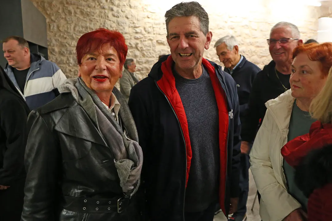 Šibenska publika ispunila dvoranu na premijeri filma o biskupu Srećku Badurini