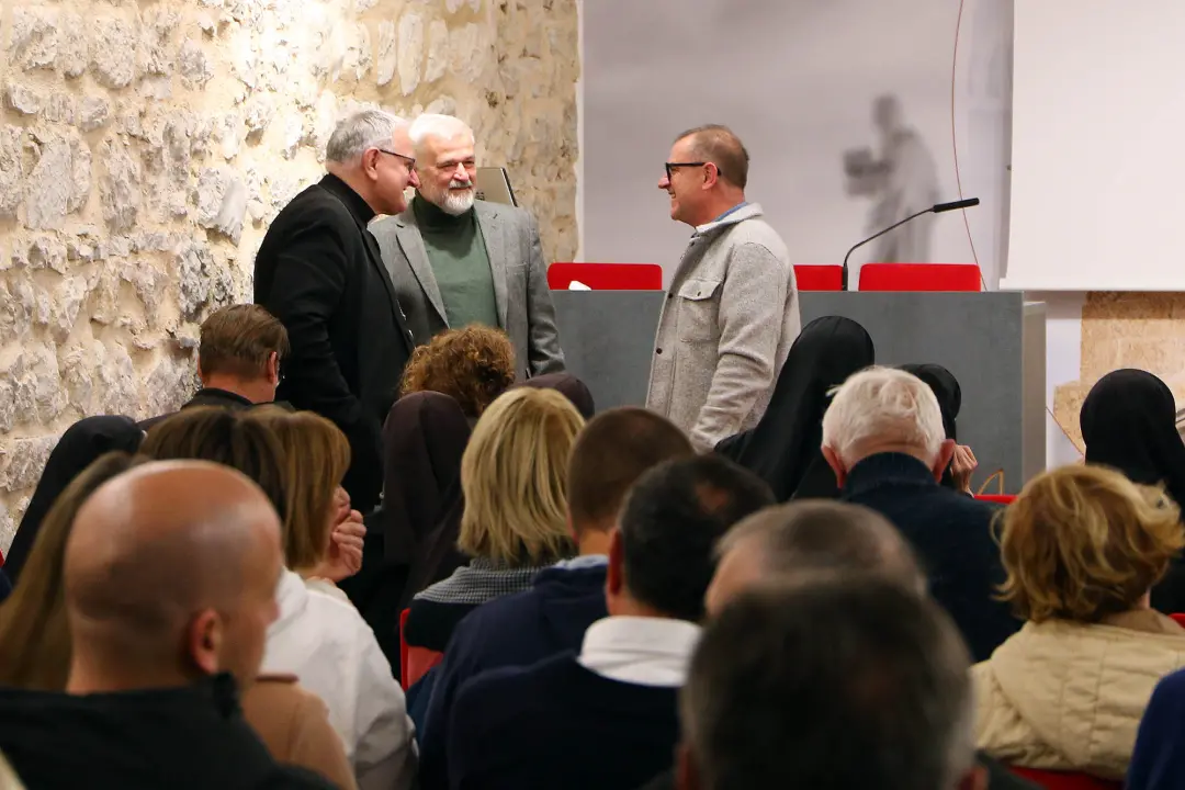 Šibenska publika ispunila dvoranu na premijeri filma o biskupu Srećku Badurini
