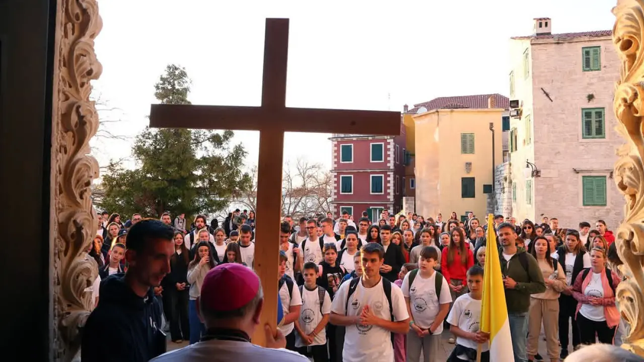 Mladi Šibenske biskupije hodočastili Križnim putem uoči Uskrsa