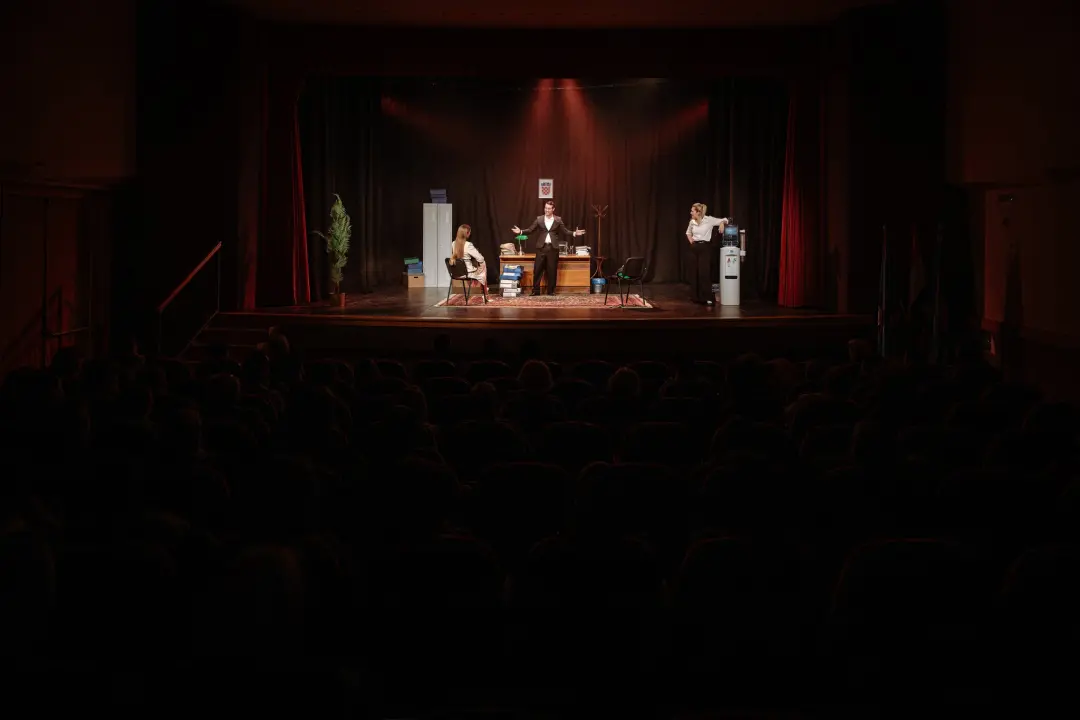 Ljubitelji kazališta s velikim zanimanjem 'pohrlili' u Vodice na premijeru predstave šibenskog HNK