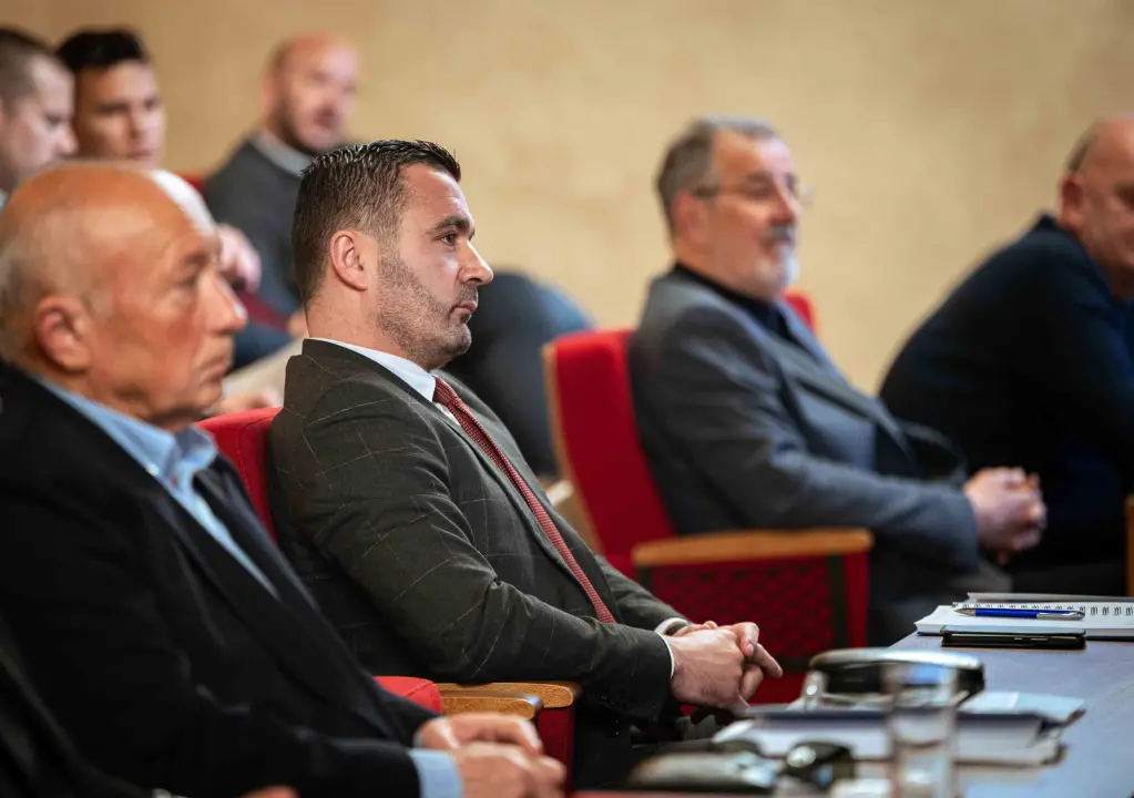 FOTO Misterij, drhtanje glasa, psihijatri: ‘Ugovor o energani na Bikarcu može se dobiti i kod malog Željka’