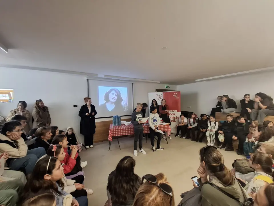 Na Zlarinu otvorena izložba dječjih radova 'Mačke'
