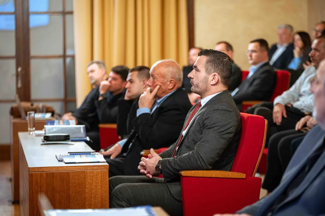 FOTO Misterij, drhtanje glasa, psihijatri: ‘Ugovor o energani na Bikarcu može se dobiti i kod malog Željka’