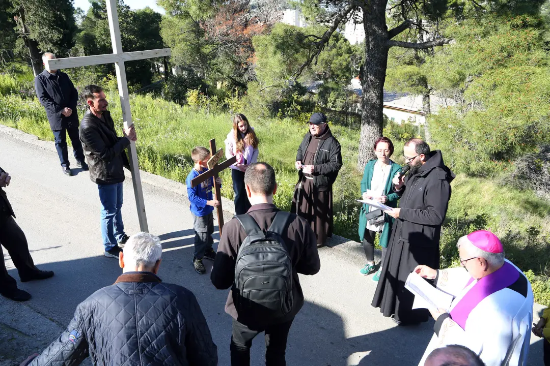 U duhu zajedništva i obitelji: Vjernici Šibenika križnim putem pješačili do Baronea