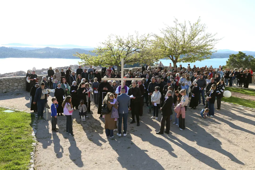 U duhu zajedništva i obitelji: Vjernici Šibenika križnim putem pješačili do Baronea