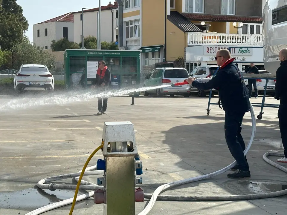 Vatrogasci u Marini Tribunj zajedničkim snagama profesionalno ugasili požar