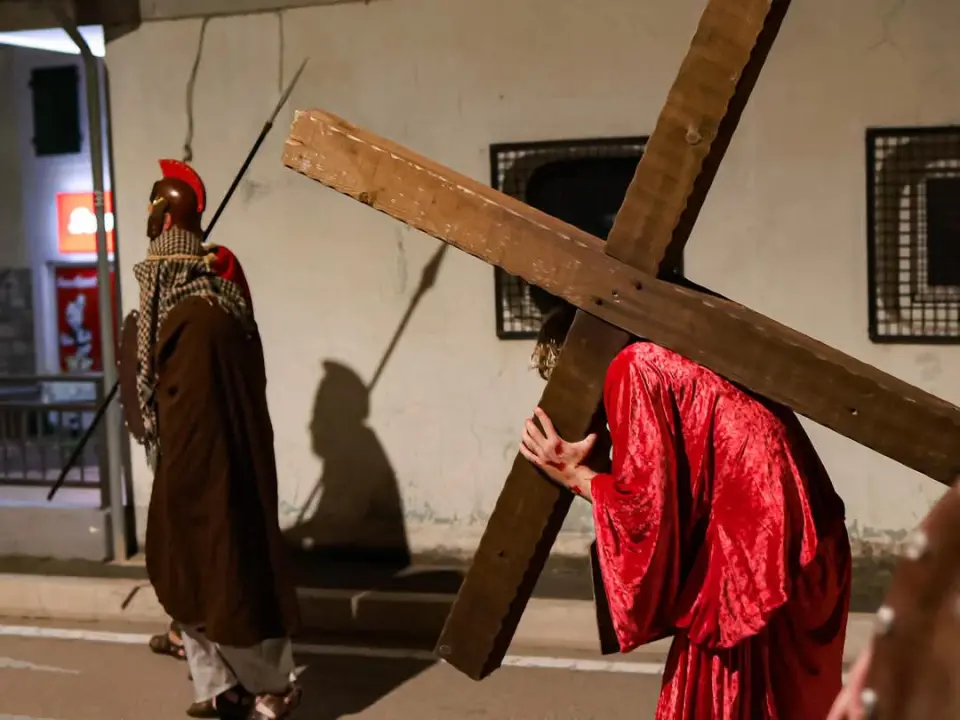 Veliki petak u Vodicama obilježen mirnom procesijom kroz grad