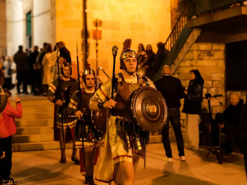 Veliki petak u Vodicama obilježen mirnom procesijom kroz grad