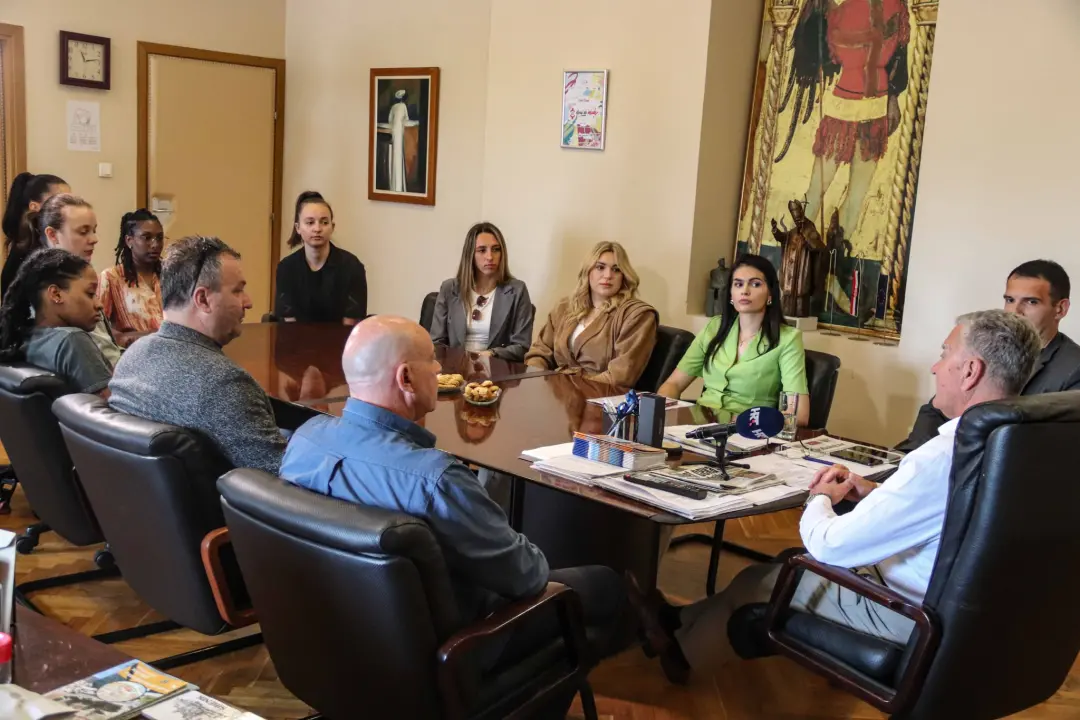 Šibenske košarkašice posjetile gradonačelnika Burića: 'Ovaj rezultat ponos je cijelog grada'
