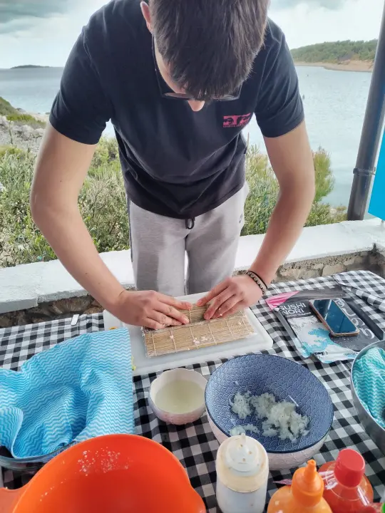 Japanska kulinarska čarolija na Kapriju: Učenici šibenskog TUŠ-a učili od chefa Enrica Krluka