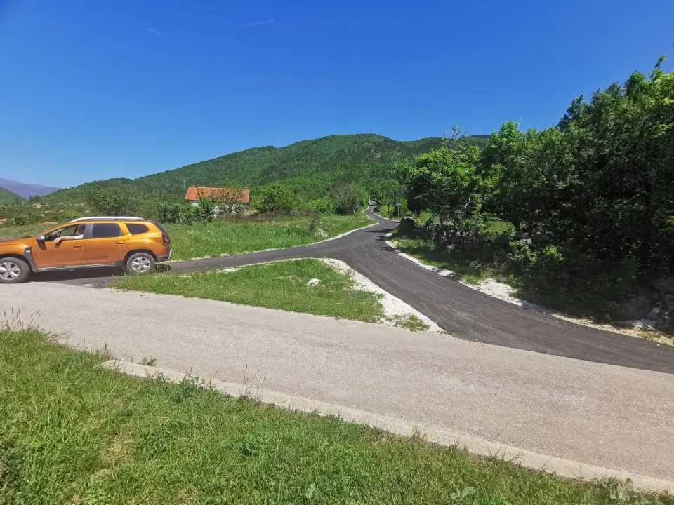 Gradu Kninu odobrena sredstava za asfaltiranje cesta u Golubiću i Strmici